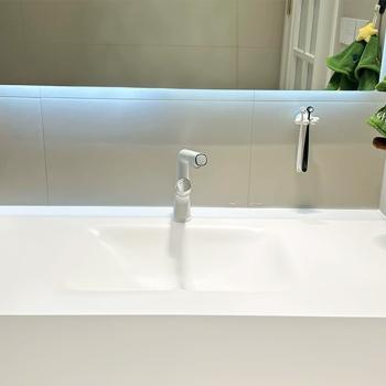 MuXing Badezimmer-Set, weißes thermogeformtes Waschbecken, LED-Spiegel, Schubladenschrank, inkl. Abflussgarnitur, wandhängendes Möbel【R255】