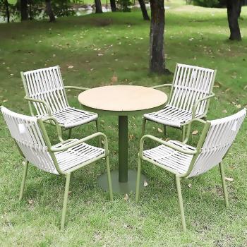 Muxing Outdoor Essgruppe Gartenmöbel-Set  Garten-Esstischgruppe 1 Tisch  4 Stühle Wetterfeste Gartenmöbel-Garnitur Grün