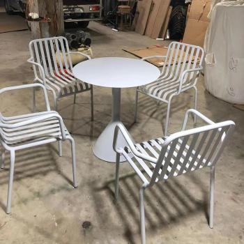 MuXing Gartenmöbel Set aus Eisen – 3er-Set (1 Tisch + 2 Stühle) – Balkon Terrasse Outdoor Bistro Sitzgruppe – Balkonmöbel Wetterfest – Weiß 70cm【BFZ6588】