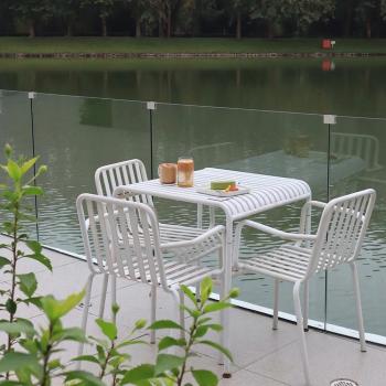 MuXing Gartenmöbel Set aus Eisen – 3er-Set (1 Tisch + 2 Stühle) – Balkon Terrasse Outdoor Bistro Sitzgruppe – Balkonmöbel Wetterfest – Weiß 70cm【BFZ6588】